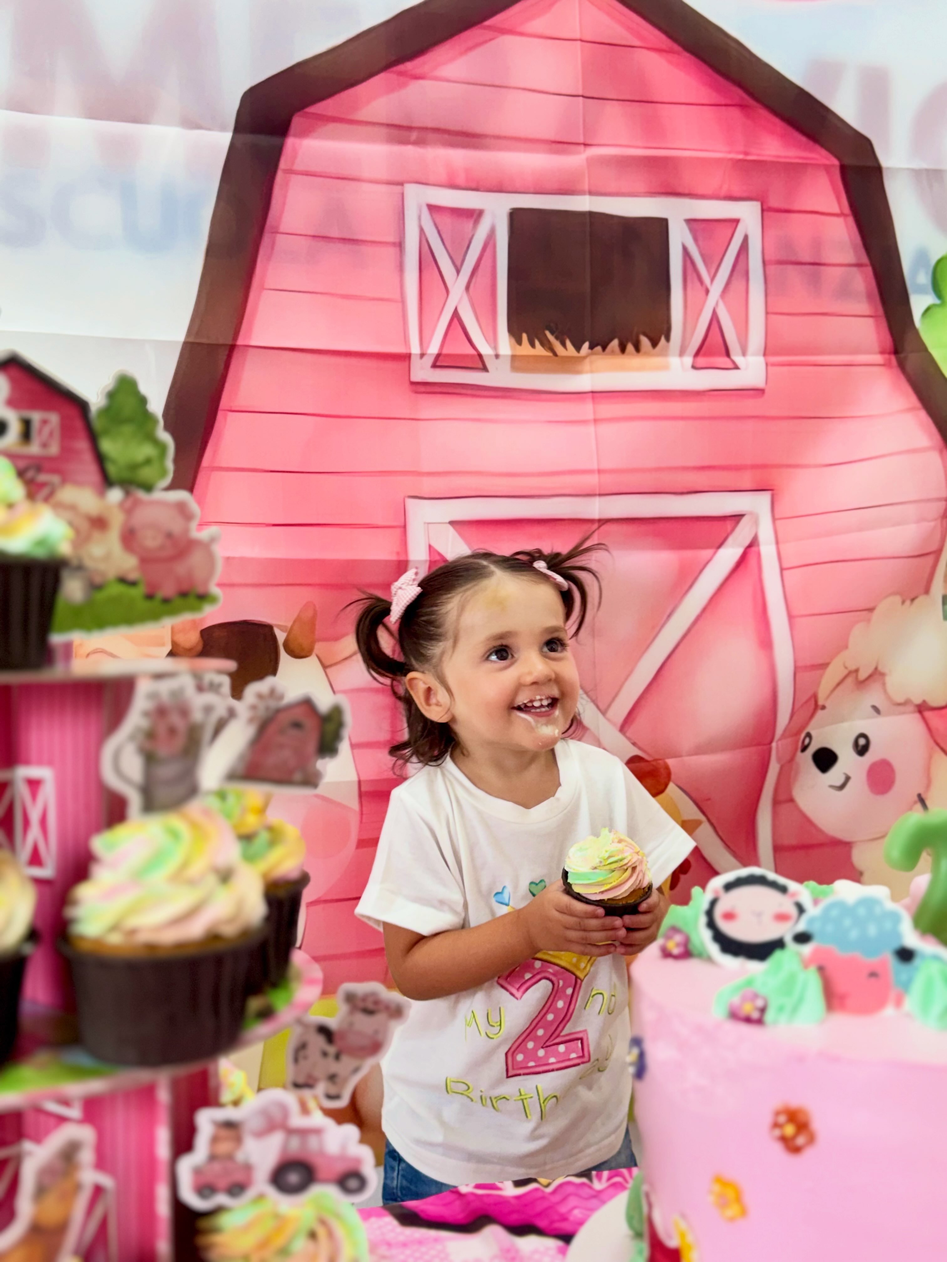 Bambina durante un momento di gioco e scoperta